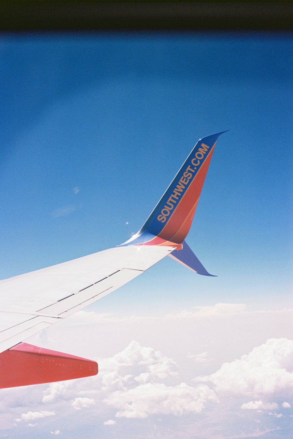 white and red airplane wing during daytime