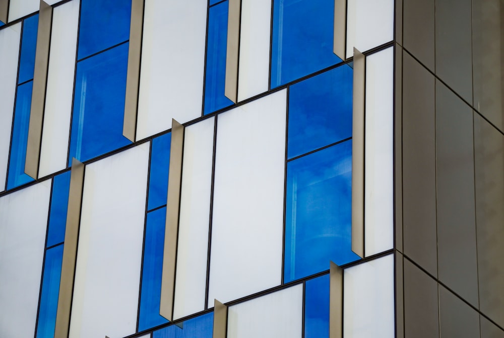 bâtiment en béton blanc pendant la journée