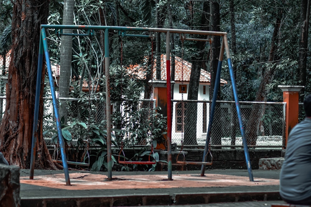 Parque infantil de metal azul y rojo