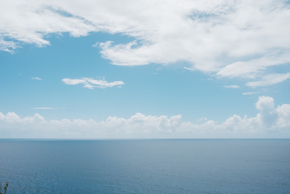 blauer Himmel und weiße Wolken über dem Meer