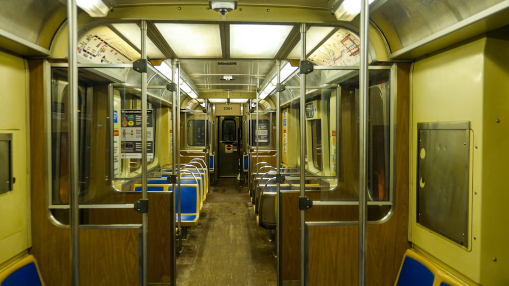 Interior del tren azul y blanco