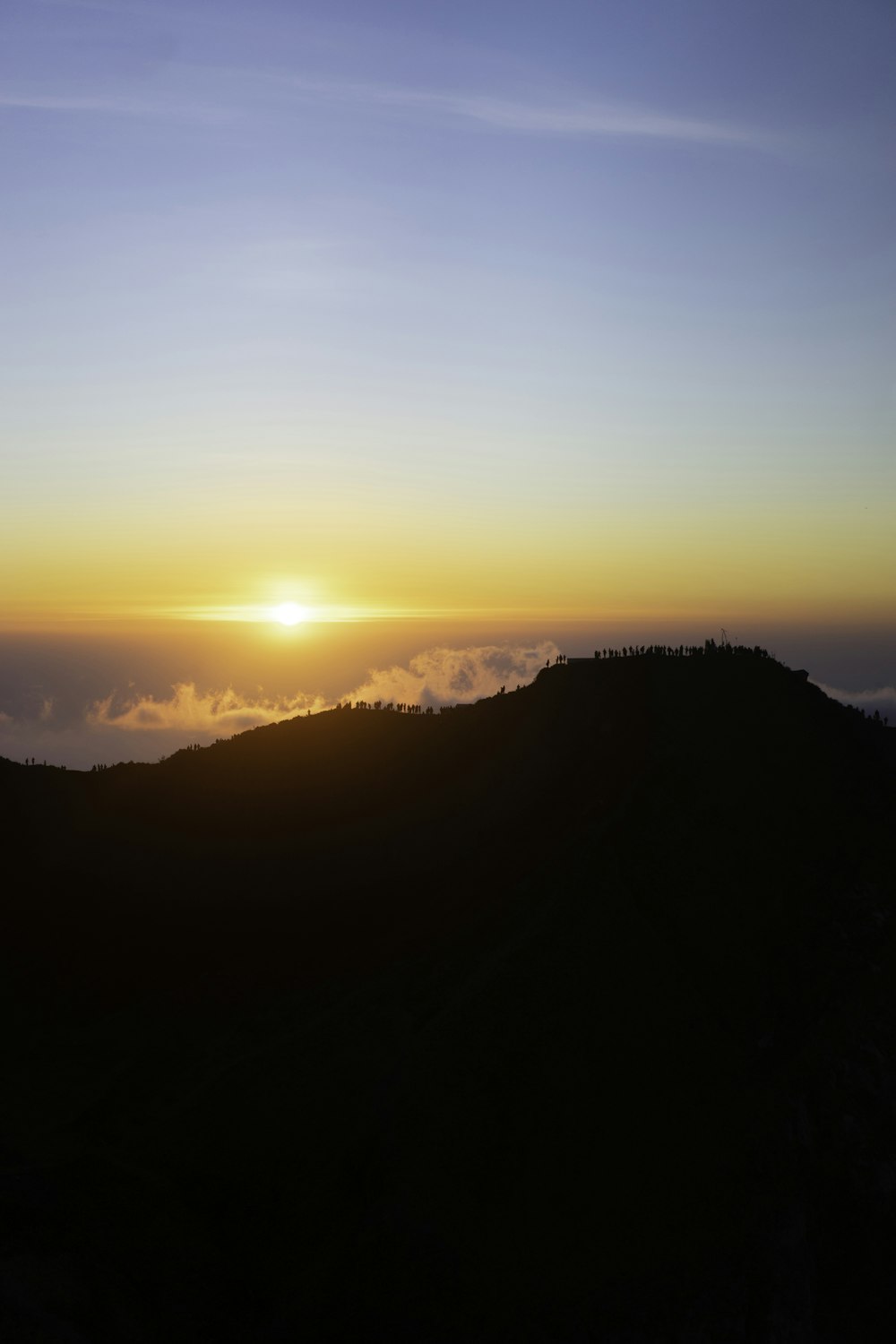 silhouette de montagne au coucher du soleil