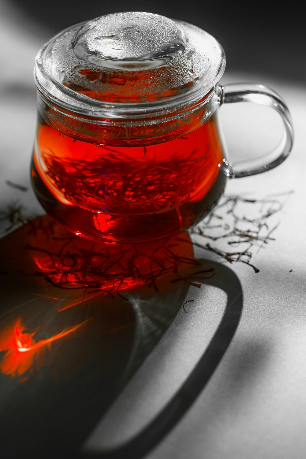 Tasse en verre transparent avec un liquide rouge à l’intérieur