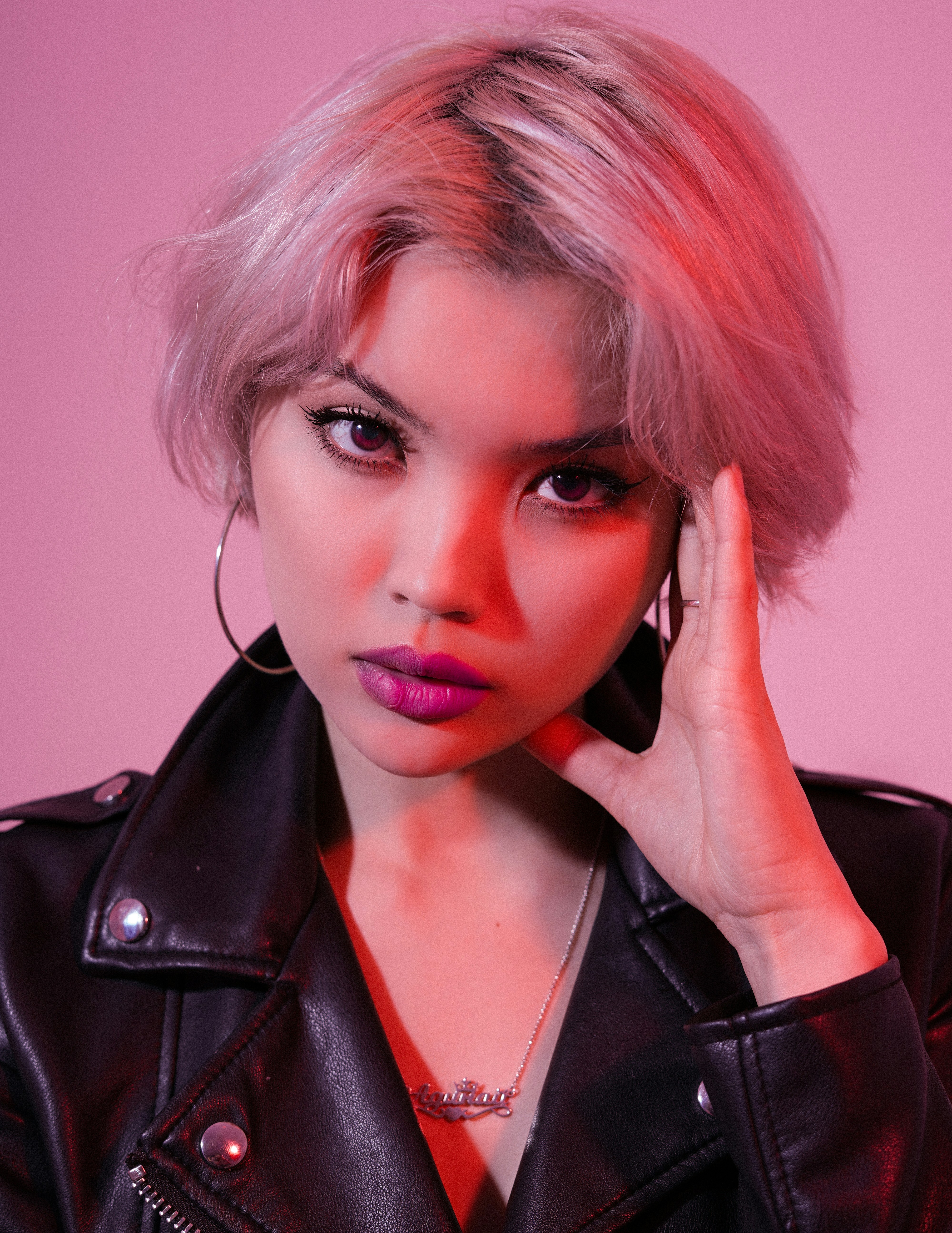 黒い革のジャケットを着た女性