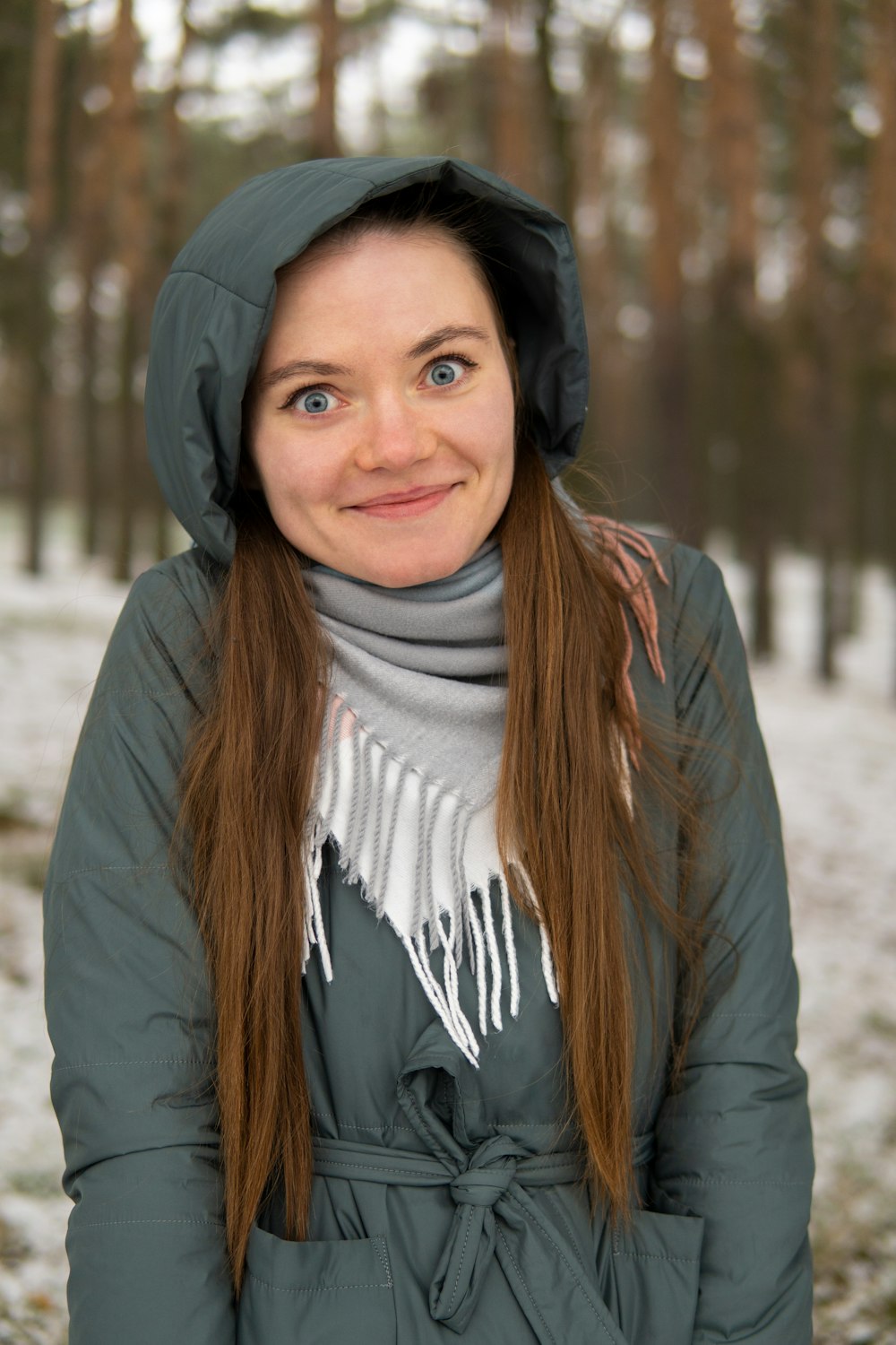 Frau in grauer Jacke und schwarzem Schal