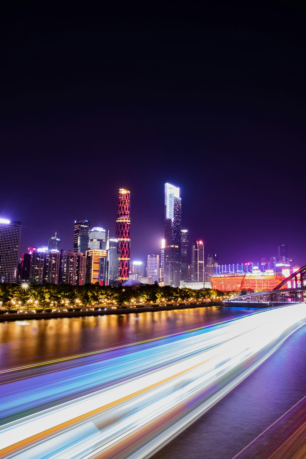 Fotografía de lapso de tiempo de las luces de la ciudad durante la noche