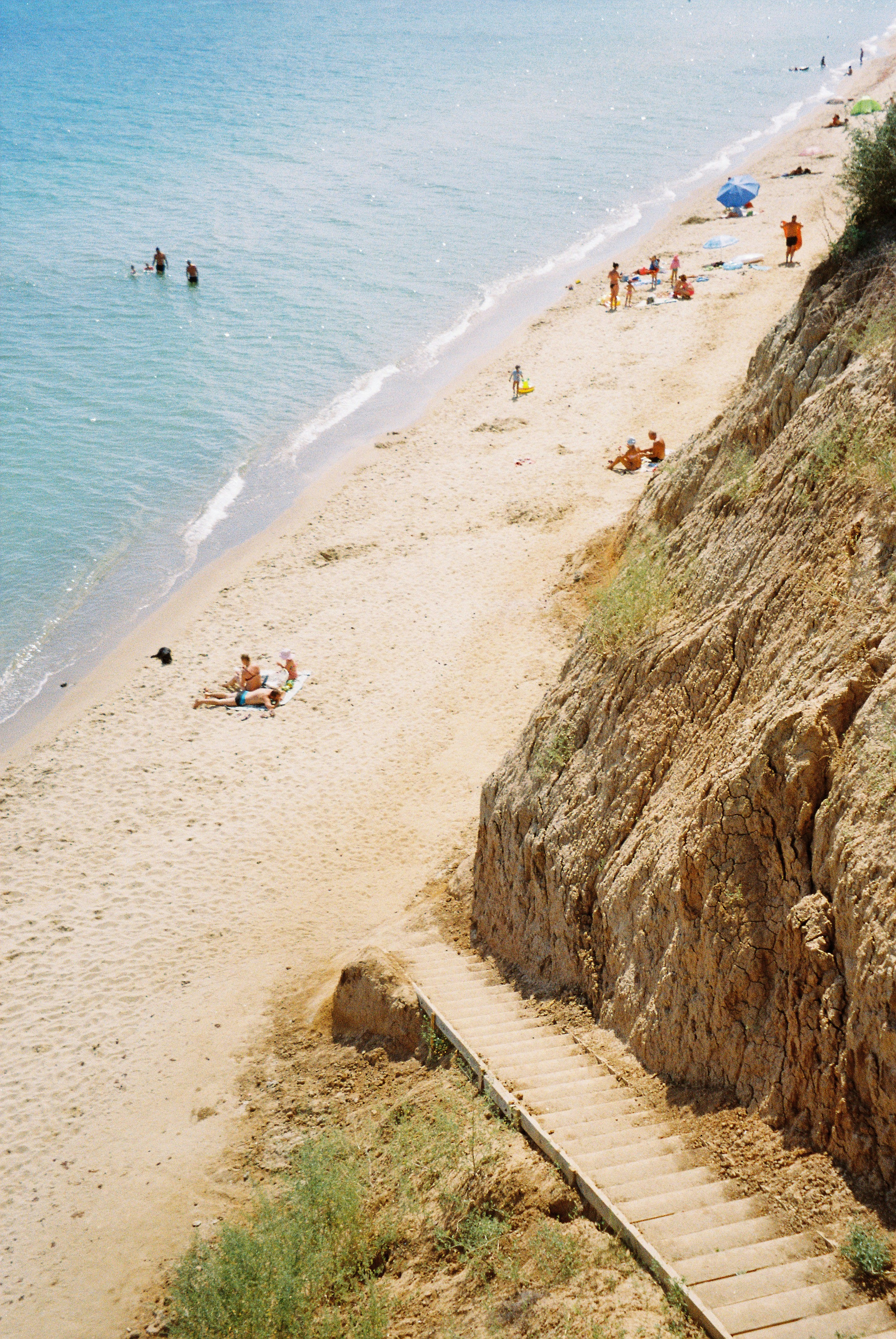 personnes sur la plage pendant la journée