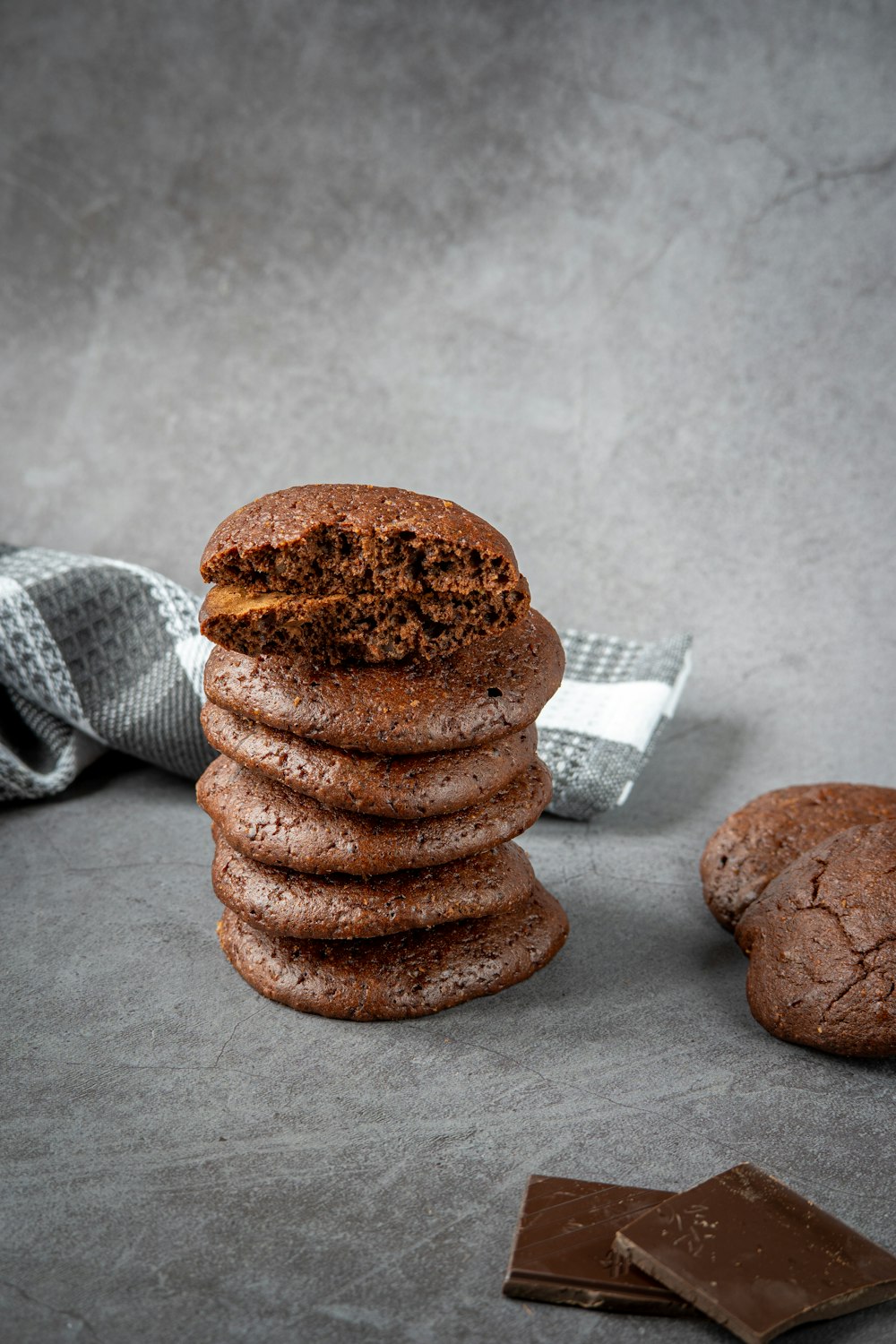 Galletas marrones sobre tela de cuadros blancos y negros