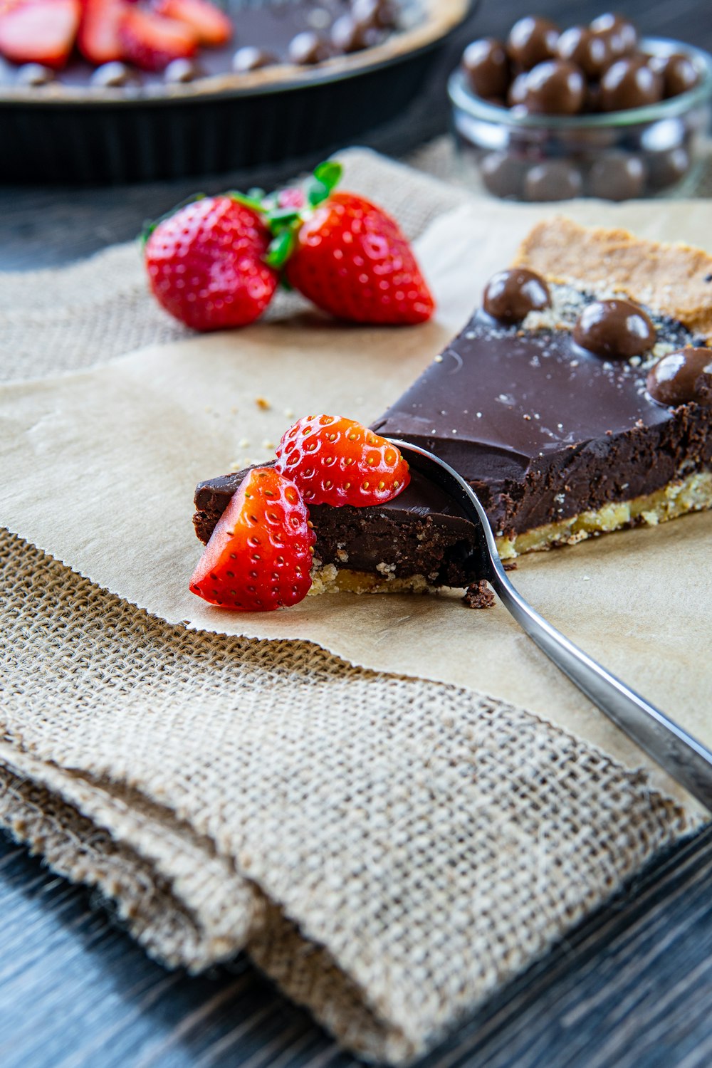 Erdbeere auf braunem Kuchen auf weißem Textil