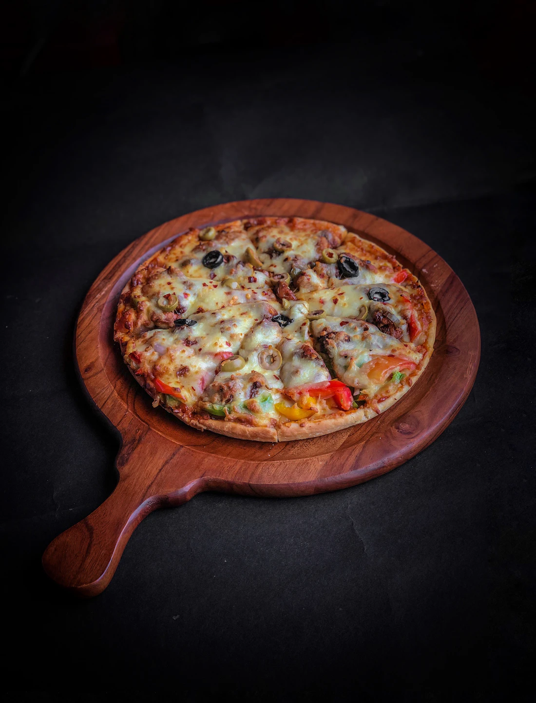 Ahşap tepside pizza
