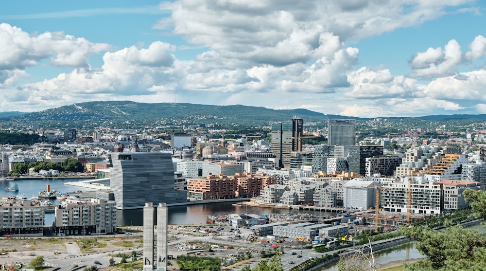 Stadtgebäude tagsüber unter weißen Wolken und blauem Himmel