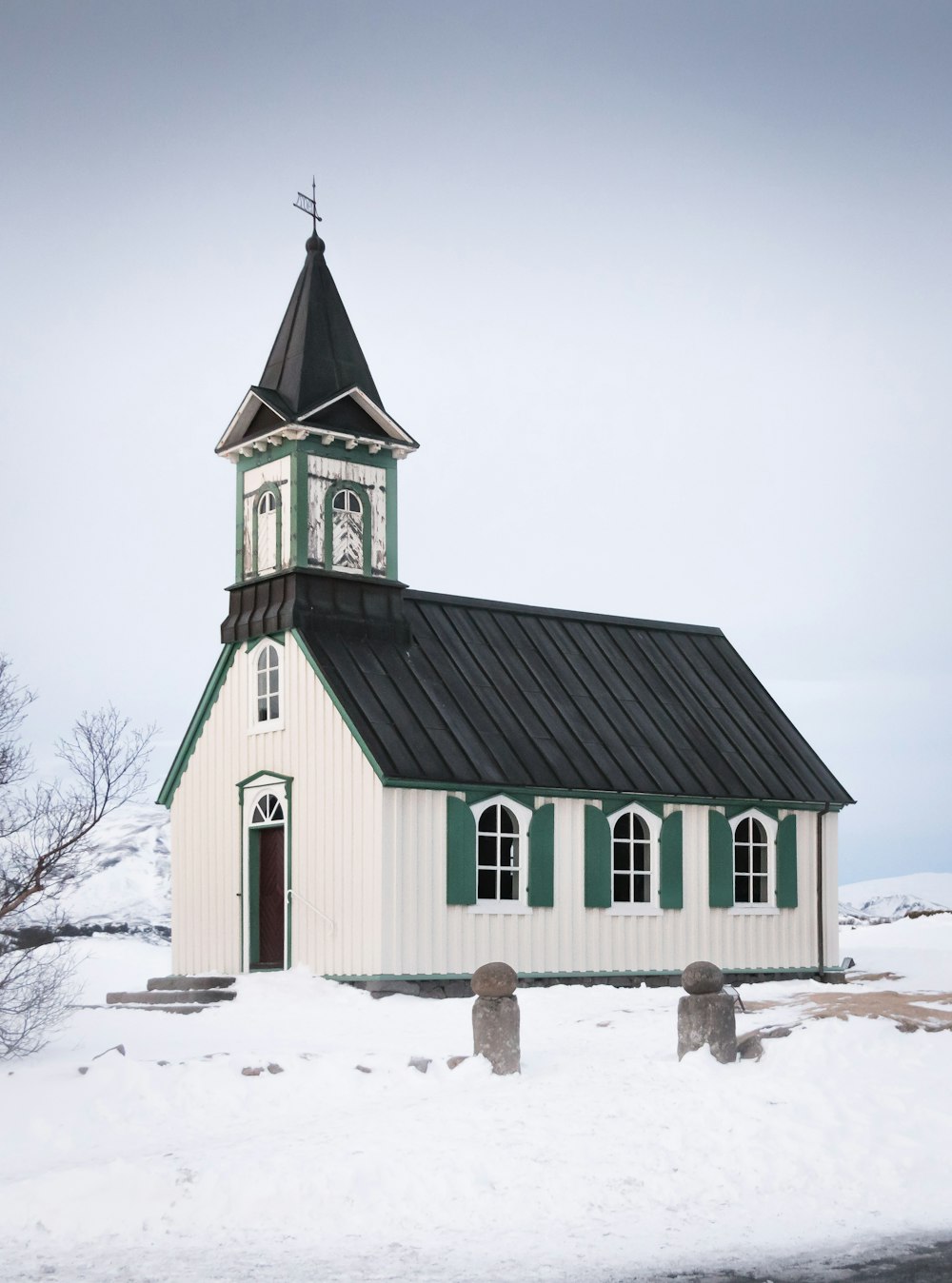 Kirche aus weißem und grünem Beton