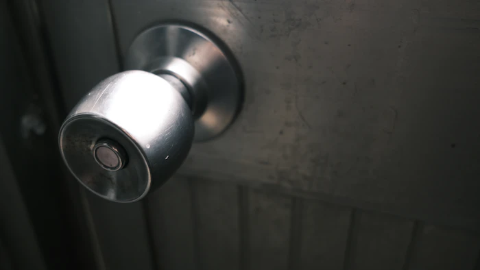 Manilla moderna de acero inoxidable en una puerta