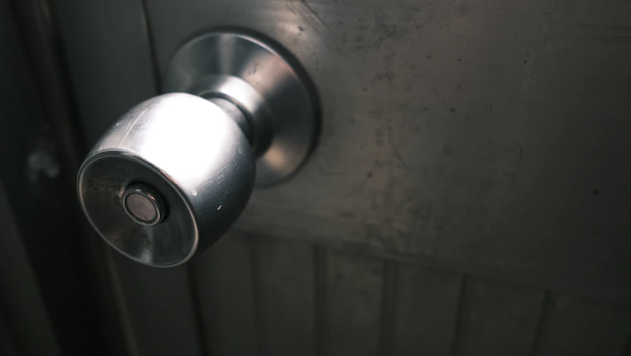 Manilla moderna de acero inoxidable en una puerta