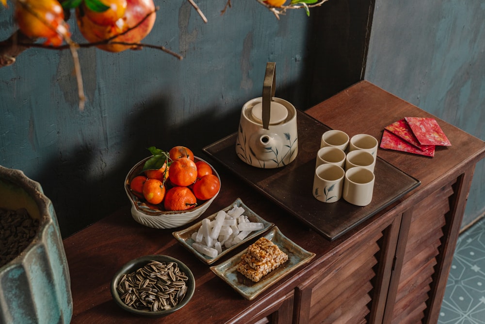 Mug en céramique blanche sur table en bois marron