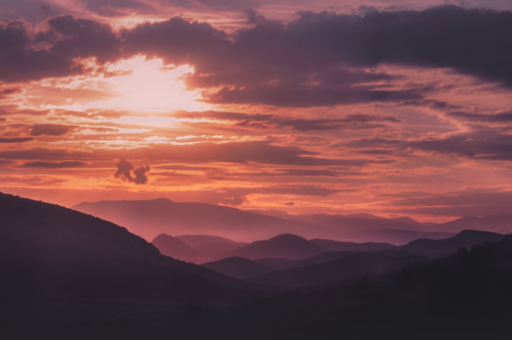 Silueta de montañas durante la puesta del sol