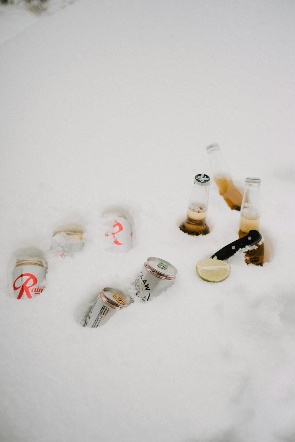 garrafas de vidro transparente na neve branca
