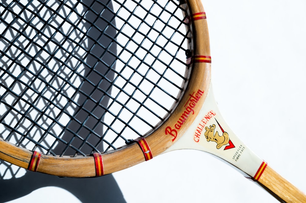 raquette de tennis blanche et marron