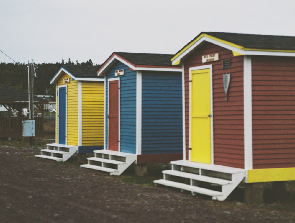 Casas de madera amarillas, azules y rojas