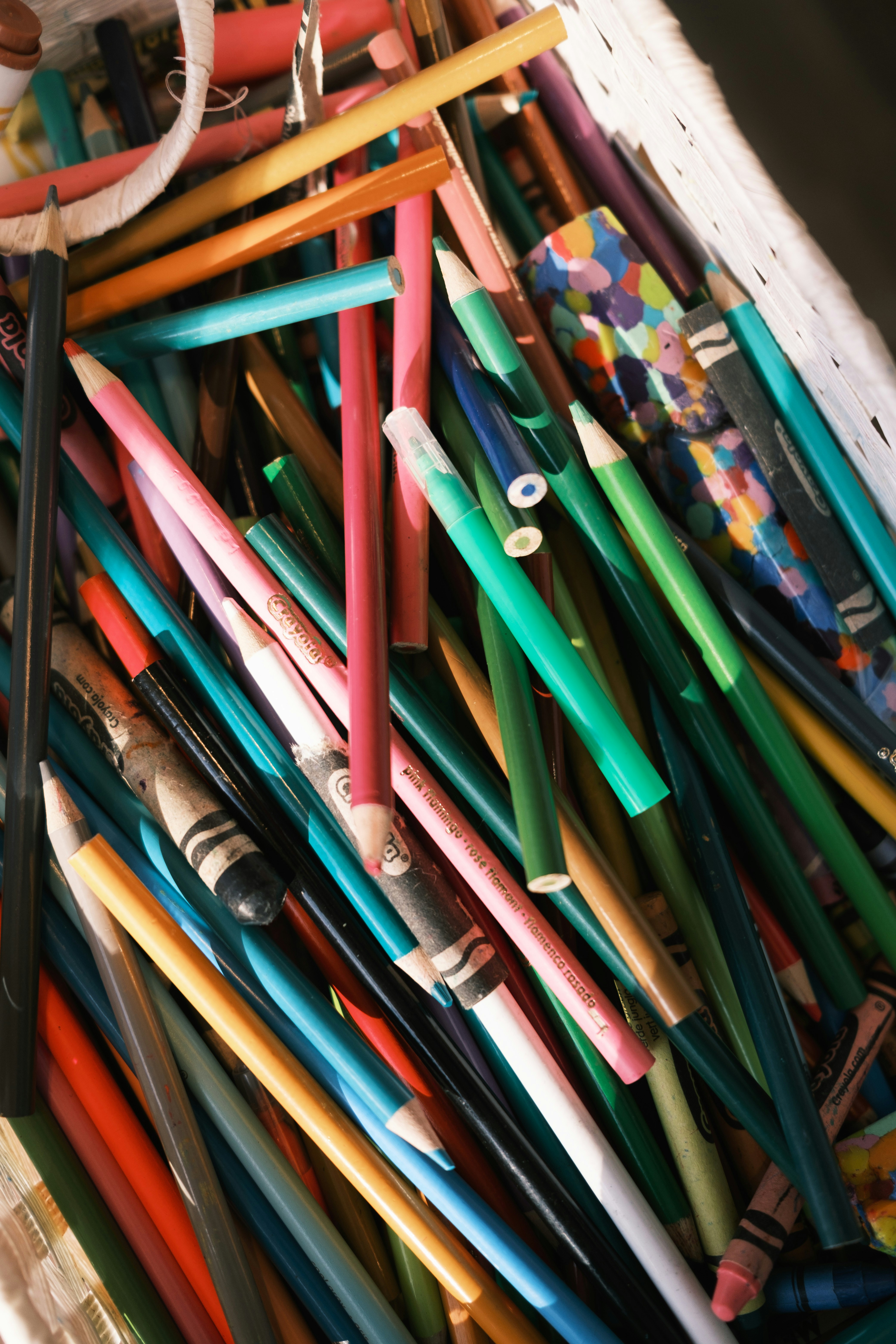 mehrfarbiger Stift auf brauner Holzoberfläche