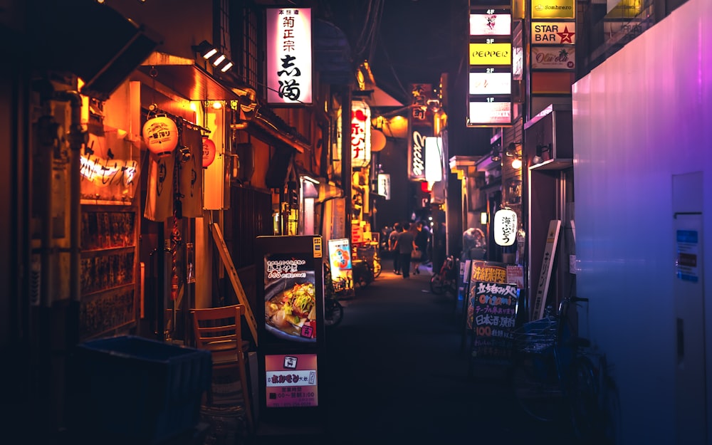 Tienda con las luces encendidas durante la noche