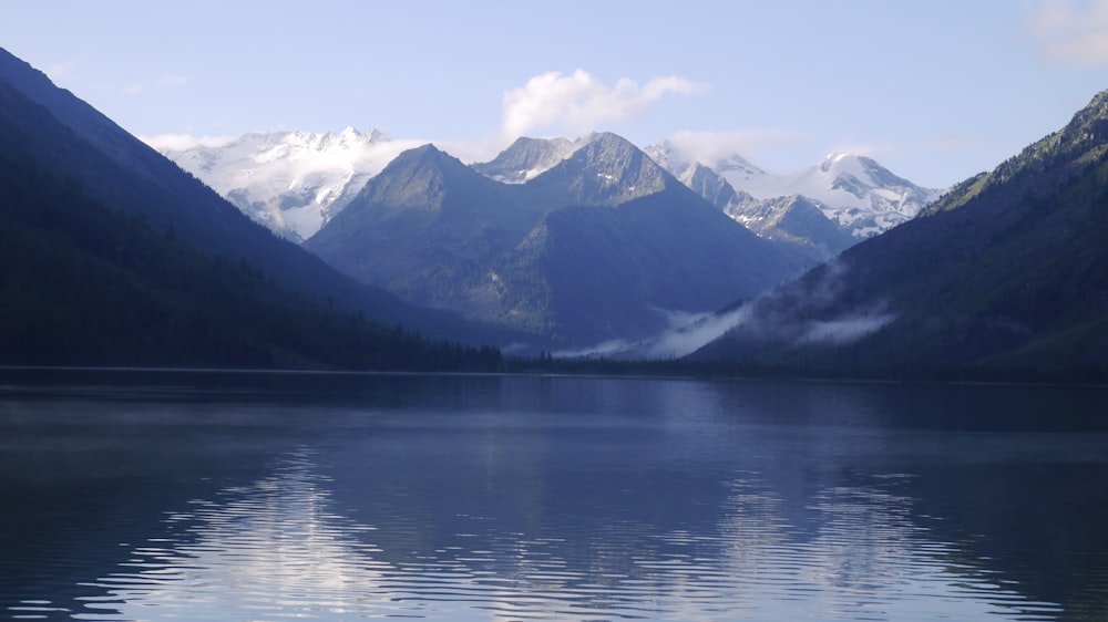 corpo d'acqua vicino alla montagna durante il giorno