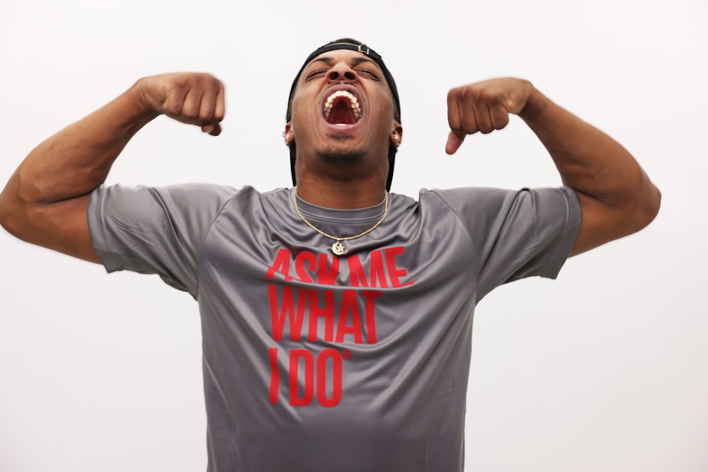 Homme en t-shirt Nike Crew Neck gris et rouge