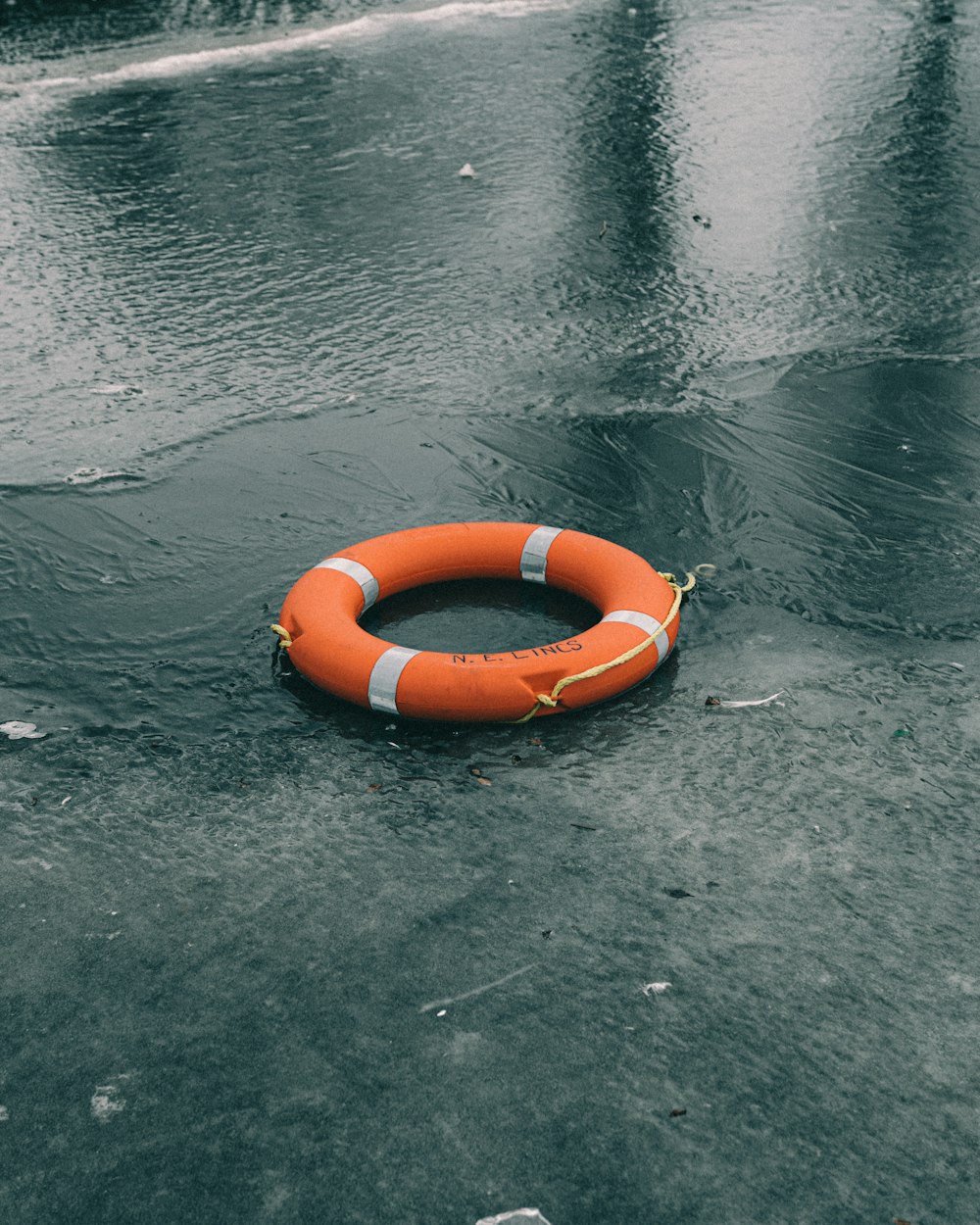 anel inflável laranja na água