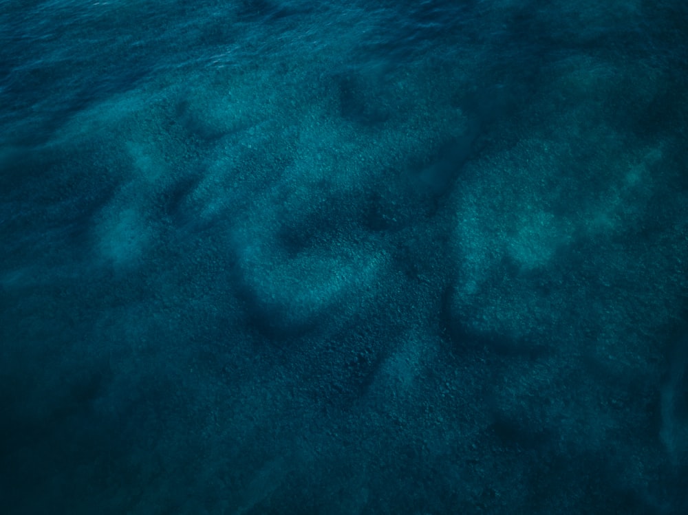 plan d’eau bleu pendant la journée