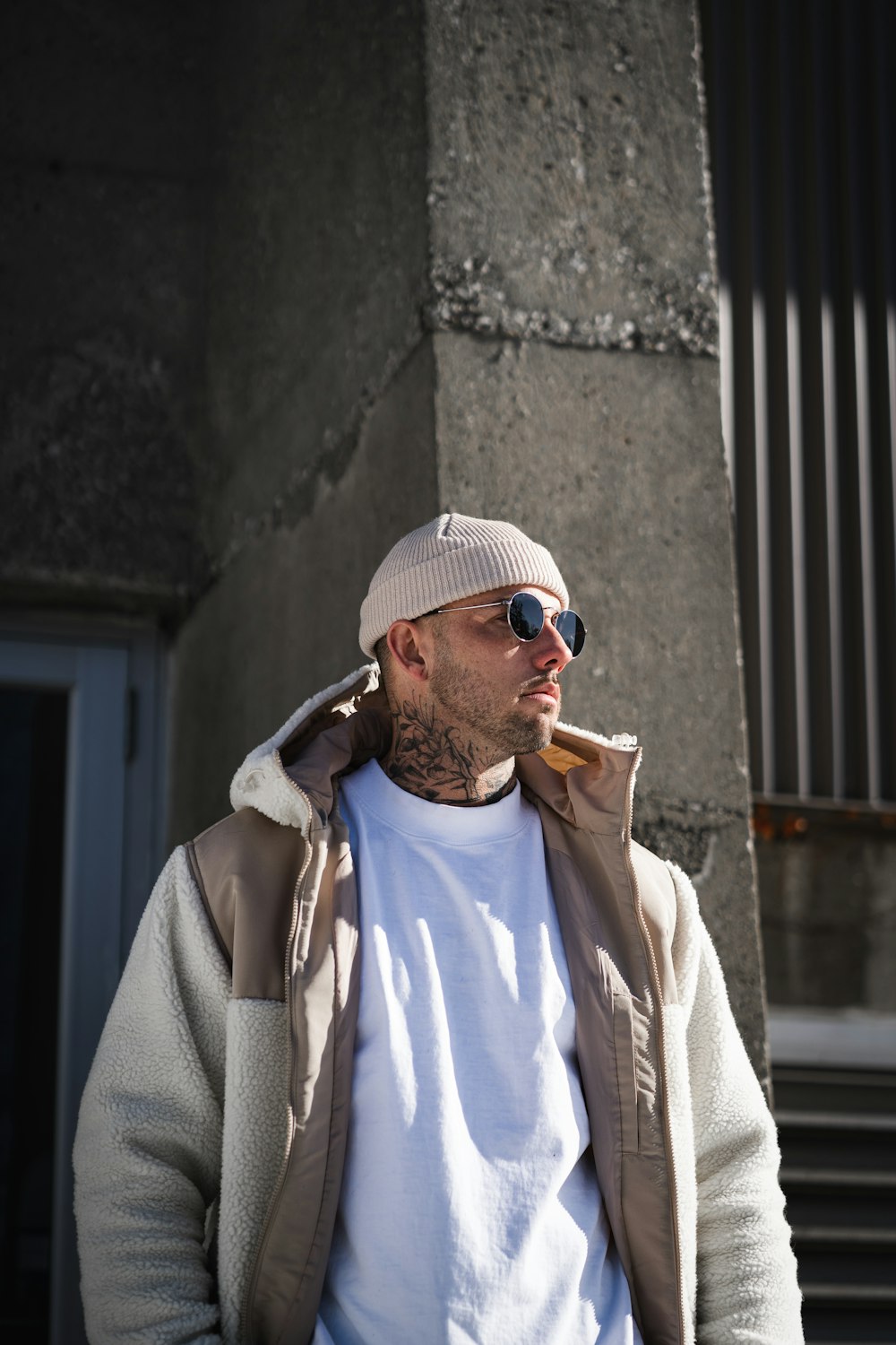 homme en bonnet de tricot blanc et manteau marron cigarette photo – Photo  Gris Gratuite sur Unsplash