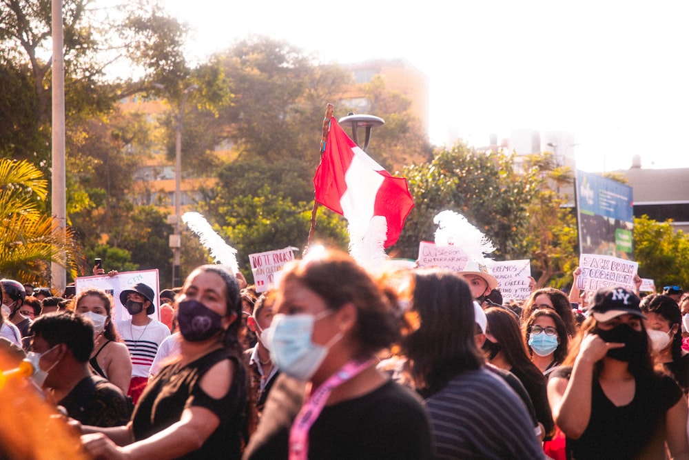 personas que se reúnen en la calle durante el día