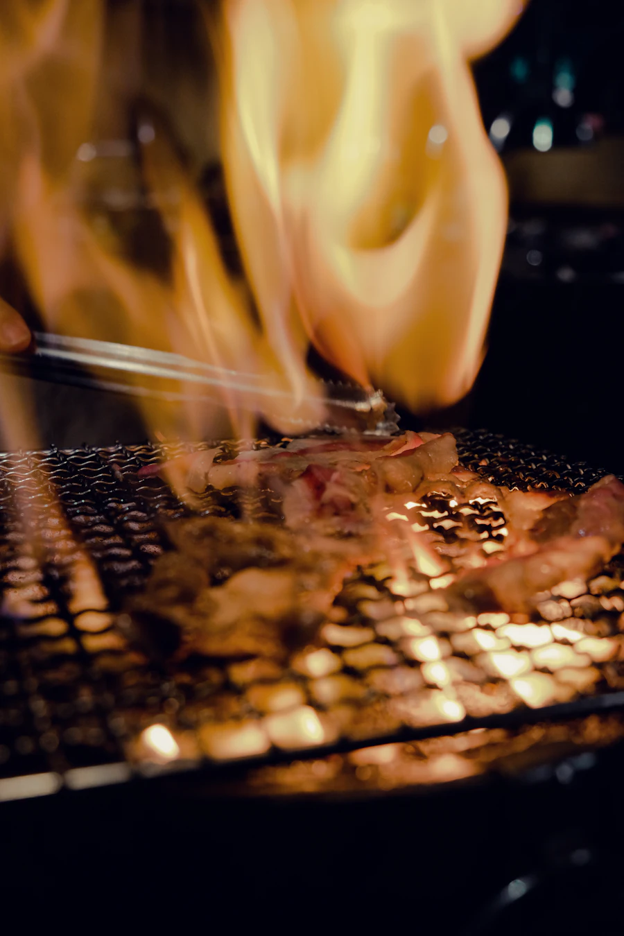 Grillades sur braise ardente, cuisson au feu vif — photo d'illustration