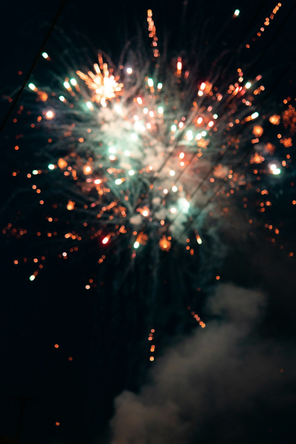 weißes und braunes Feuerwerk während der Nacht