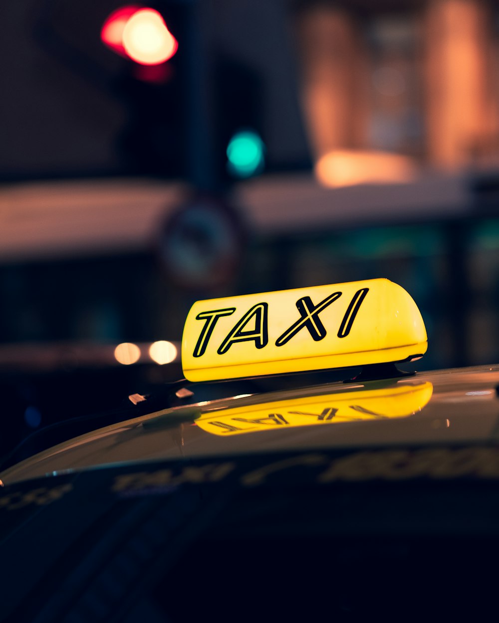 夜間の道路上の黄色いタクシー