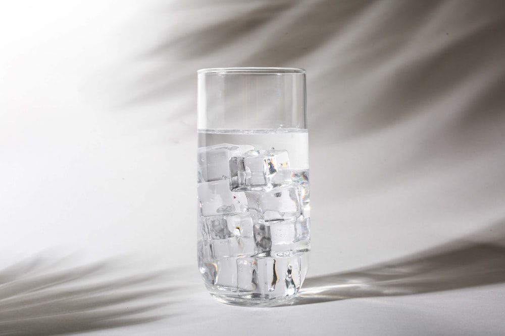 bicchiere trasparente con acqua