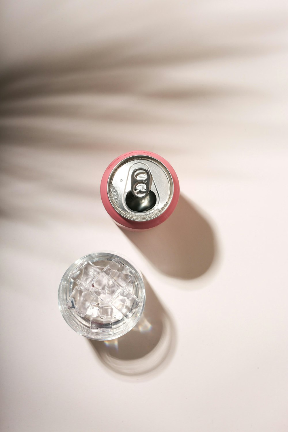 Bouteille en verre transparent avec bouchon rouge et argent