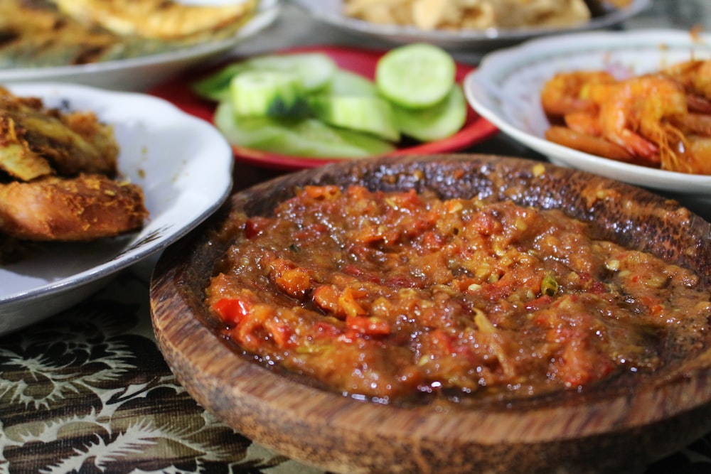 Alimentos cocinados en plato de cerámica blanca