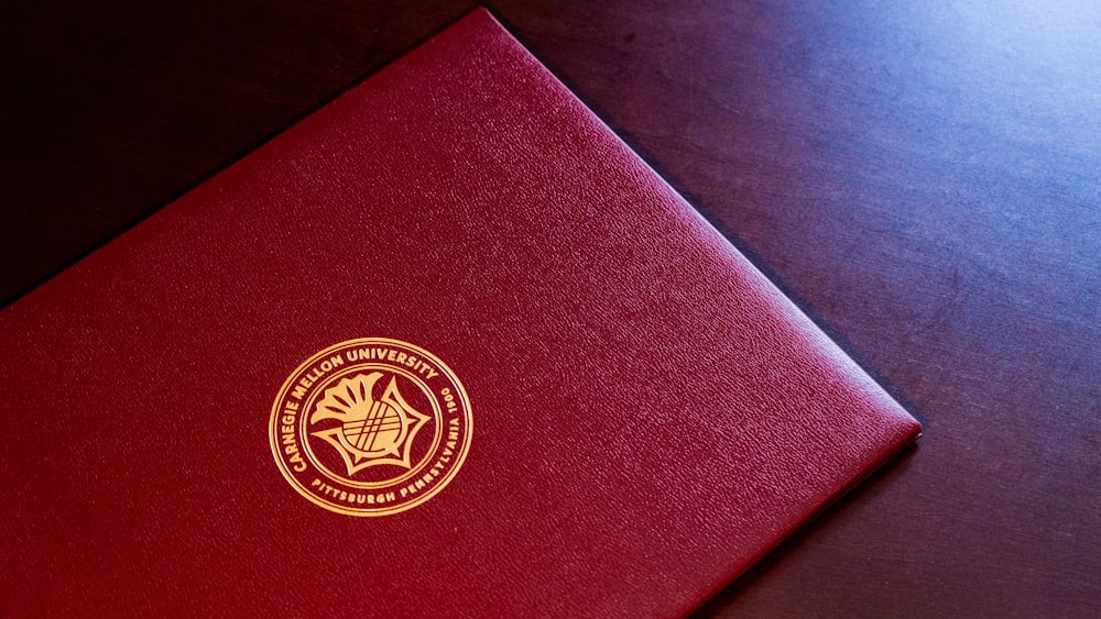 Rot-Goldenes Buch auf schwarzem Textil