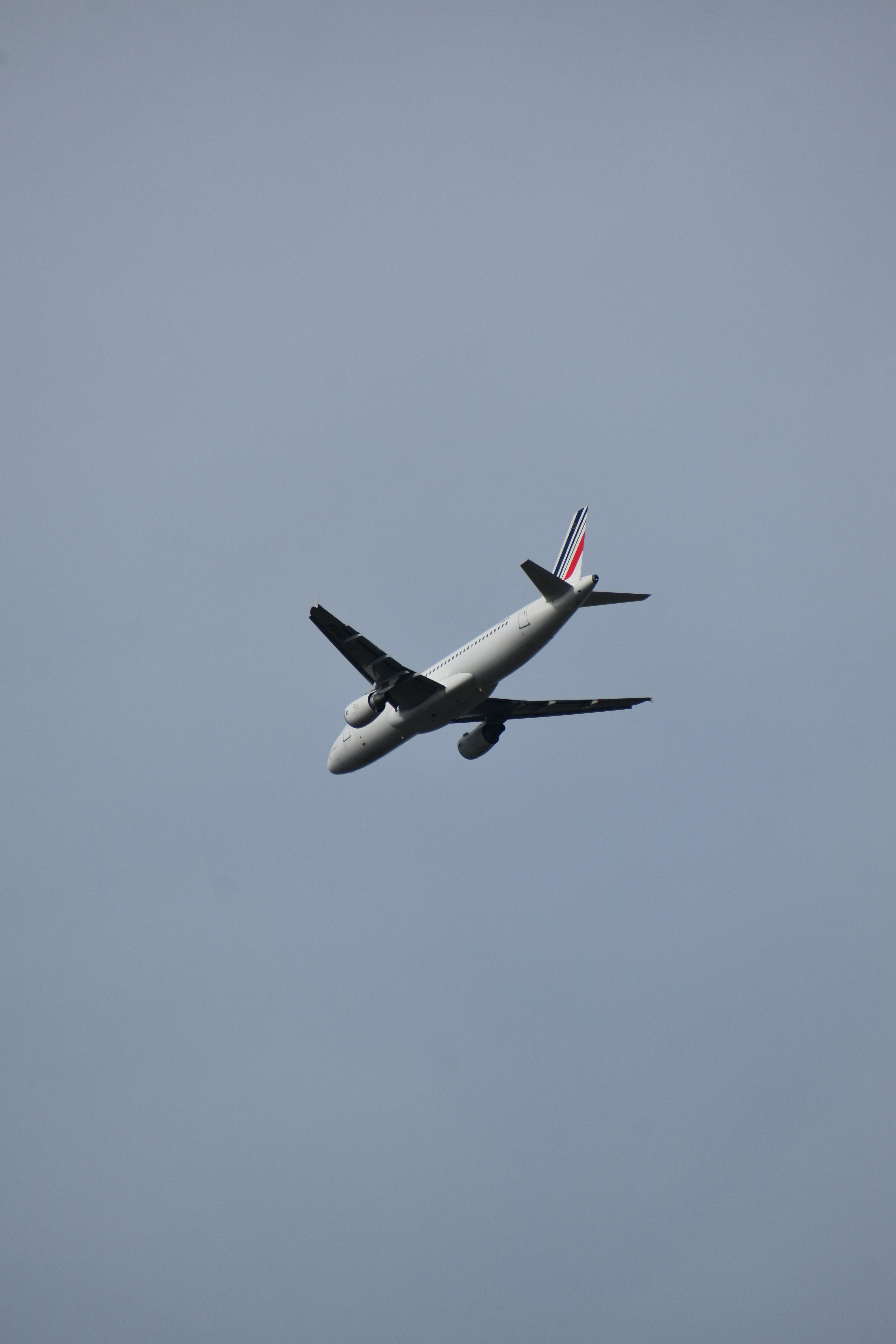 An Air France Airbus A320 is just a few minutes away from landing at Paris Charles de Gaulle airport 🤓