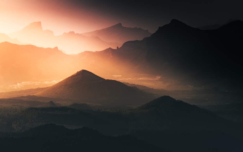 silhueta das montanhas durante o pôr do sol