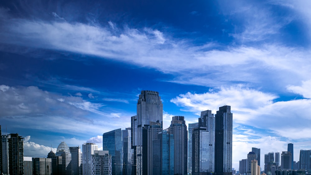 edifícios da cidade sob o céu azul durante o dia