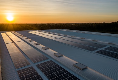 installation photovoltaïque industrielle vu sous un couché de soleil
