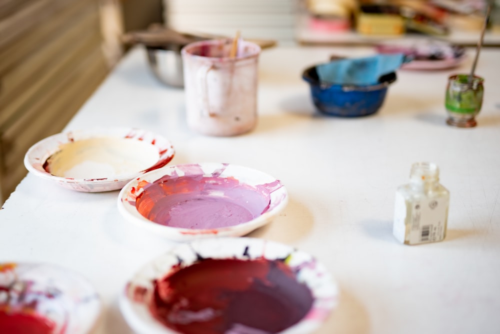 Tazza in ceramica bianca e rossa su tavolo bianco