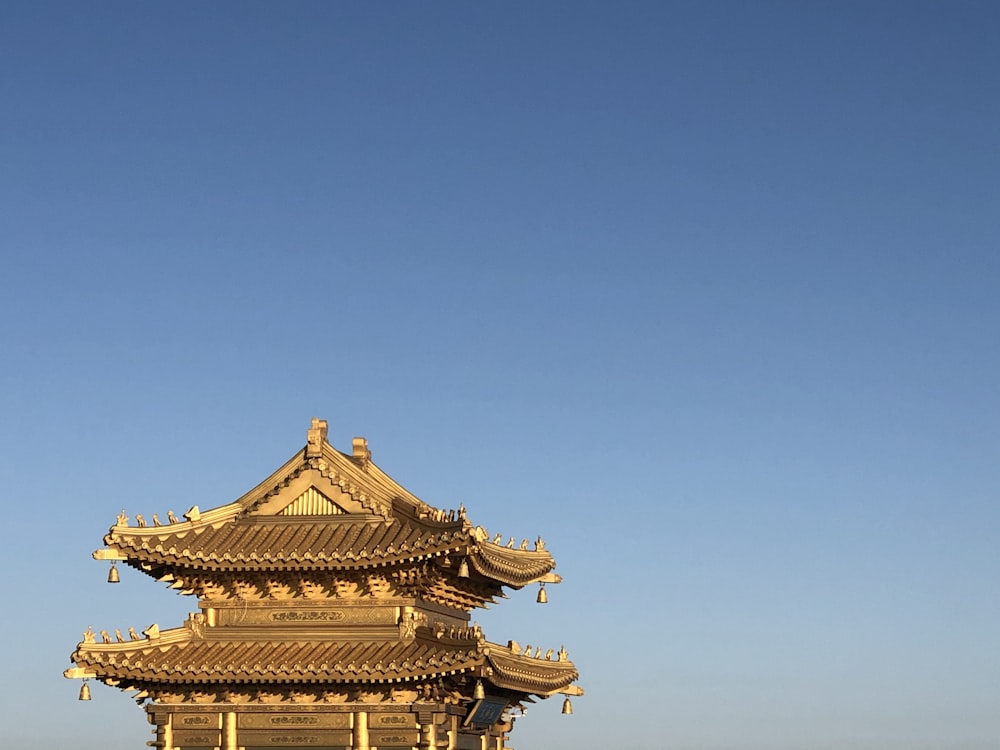 Temple de la pagode marron et beige sous le ciel bleu pendant la journée