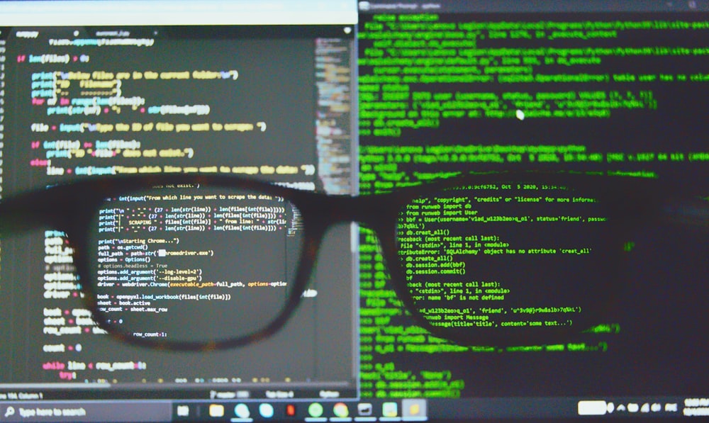 コンピューター画面上の黒いフレームの眼鏡