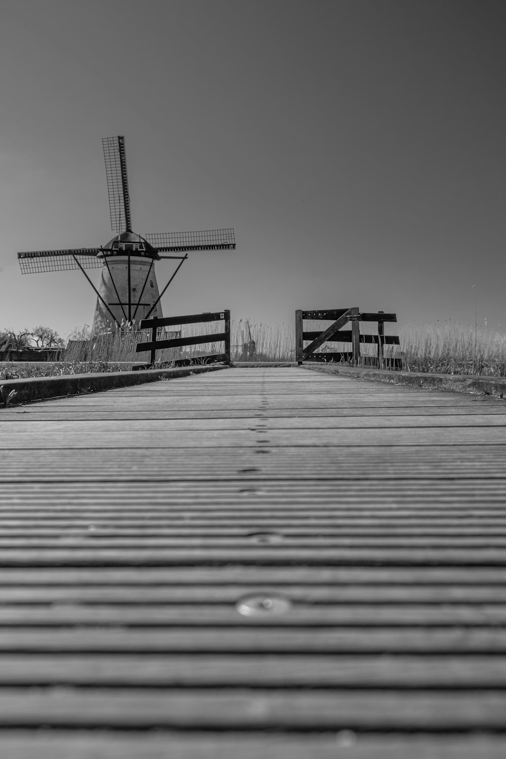 Graustufenfoto von Windkraftanlagen