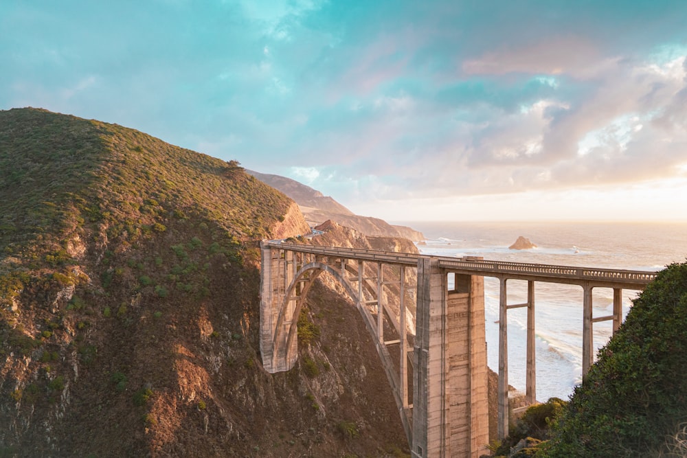 ponte de madeira marrom sobre o rio