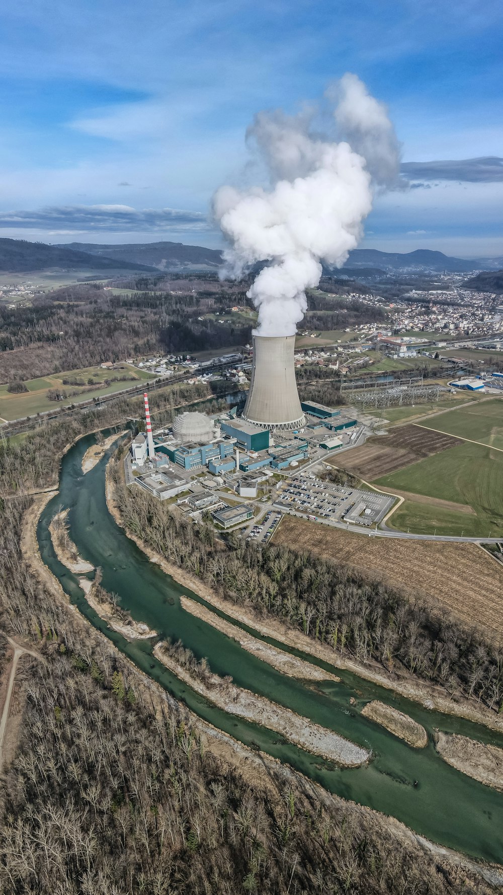 Weißer Rauch kommt von der grünen Wiese