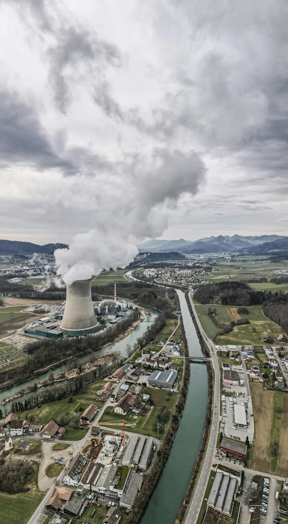 Humo blanco que sale de la fábrica