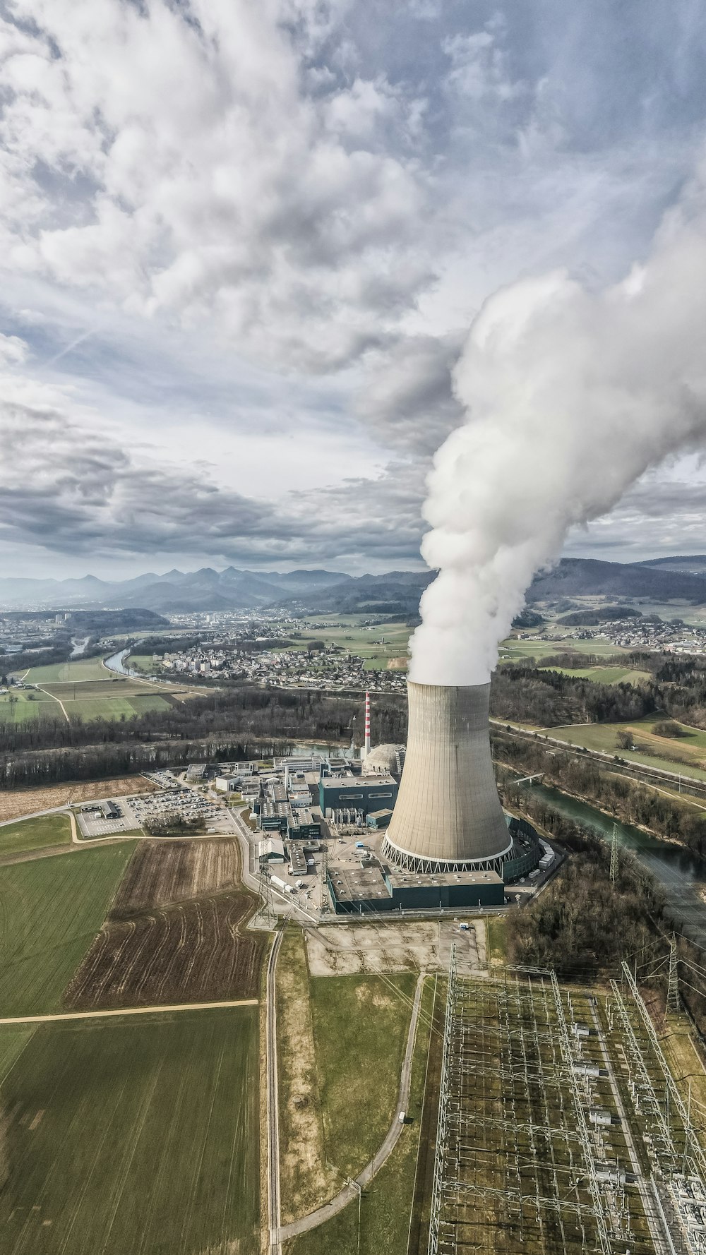 Fumée blanche sortant de l’usine